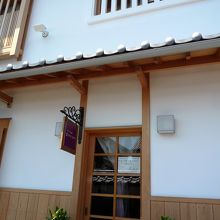 新しい建物できれいです