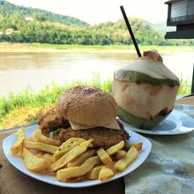 メコンフィッシュバーガーとココナツジュース★