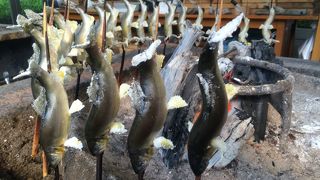 いつも鮎の塩焼きのにおいが立ち込めています。