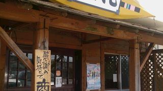 小鉢もついた流石の海鮮丼