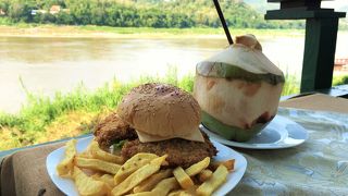 メコン川沿いでフィッシュバーガーを食べよう！