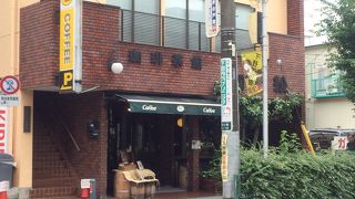 ゆっくり読書ができます。無料Wi-Fiは低速です。店内奥の喫煙席エリアとの分煙が出来ていません。