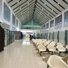 早朝の待合室。人気ナシ…