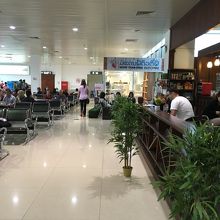 制限エリアの待合室。一応カフェなどあり