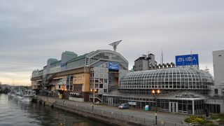 いろいろなお店が入っています