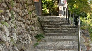 門へと続く趣のある階段