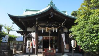 駐車場の奥にあります