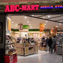 ａｂｃマートの大型店 By Gardenia Abc Mart メガステージ マークイズみなとみらい店 のクチコミ フォートラベル