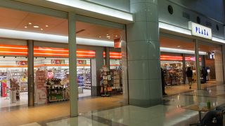 輸入菓子が目立つ雑貨屋さん