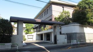 立派な四角い建物です