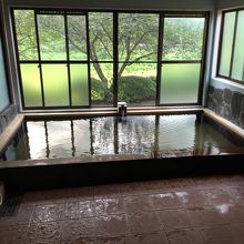 野原にぽつんとあるお風呂