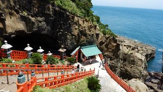 海沿いに建つ安産祈願の神社