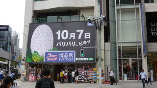 日本アニメなどのキャラクター商品が所せましと並べられています。