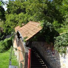 プトゥイ城への坂の途中にある、屋根付き階段