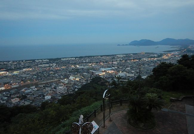 夜景スポットだが山道注意