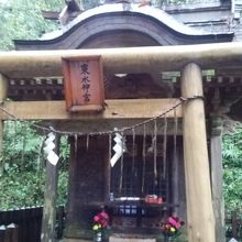 離れの神社