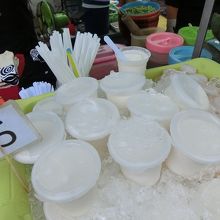 ワットシンに近いところにココナッツプリンあり。容器も衛生的