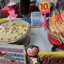 このソースが絶妙に旨い、寺の中にあり。1本25バーツ程度