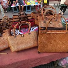 鞄は１つ450バーツ程度。値切りも多少なら引いてくれる