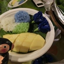 1皿50バーツ、マンゴーともち米。wat pan tao寺前