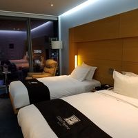 シングルとセミダブルのベッドのお部屋でした。