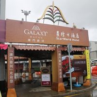 フェリーターミナルではホテルごとに色分けされたバスが待機