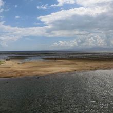 西側は名蔵湾。