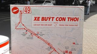 到着ロビーを出て右側です