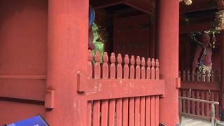 仁王像が睨みをきかす