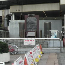 あゝ上野駅歌碑は、地下鉄への降り口の背面に建てられています。