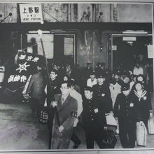 あゝ上野駅歌碑に添えられた当時の若者たちの様子の写真です。