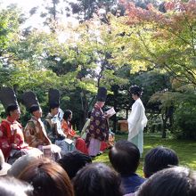 歌人に和歌のお題が渡される。