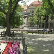 旧市街地の真ん中にある公園のような広場です。