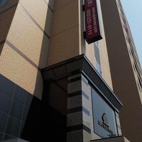 都会の中にリッチな建物