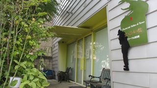 ひっそりと建っています