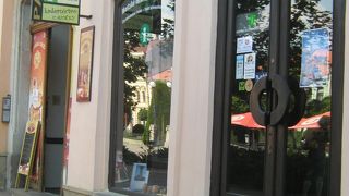 旧市庁舎の建物の隣にあります。