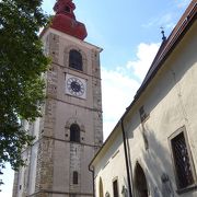 旧市街の中心に建つ教会
