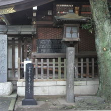 句碑の右側には、全く別の関係のない石碑が立てられています。