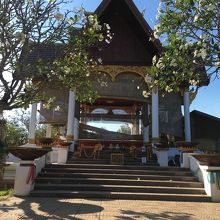 園内にはなぜかお堂が…