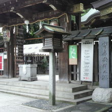 寄席発祥の地の碑と句碑と下谷神社の山門の位置関係がわかります