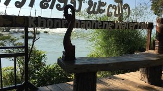 滝というよりは激流という趣