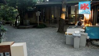 兼六園の池に浮かぶ茶屋