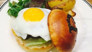 朝食用のパンを買いがてらランチ