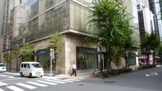 ゆったりとして店舗で商品を選びやすいです。