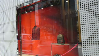 白い洗練されたデザインのビルです。