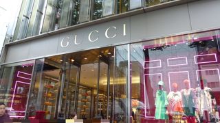 レディースはイタリアらしいカラフルな色使いです。