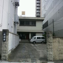 浅草通りから宗源寺の入口を見ています。少し中に奥まっています