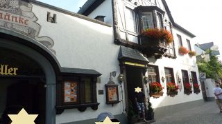 丘側のメインストリートで散策する人が多いです