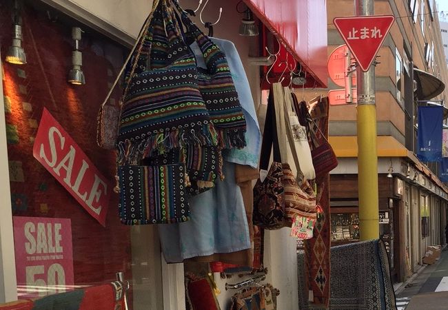 ペルシャ絨毯や民芸雑貨のお店