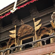 バルコニーに飾られた獅子